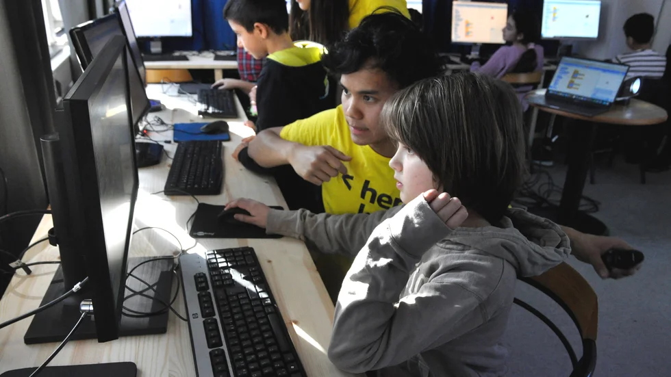 Non Raagaard från Hemkodat hjälper Nimo Ördén Farren   med programmeringen. 