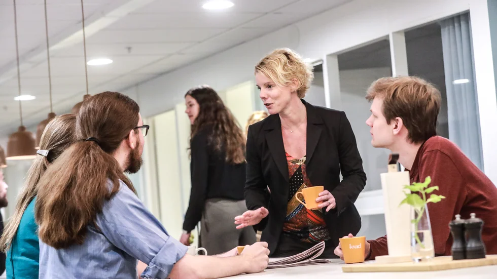 Catharina Sandberg är sedan september ny vd för företagsinkubatorn Lead. Här ses hon vid ett så kallat pitchfika där bolagen möts och lyssnar till när någon av dem drar sin affärsidé. 
