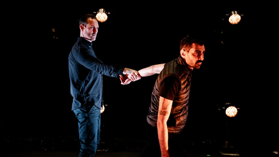 Robin Stegmar och Alexander Abdallah kommer närmare och närmare varandra på scenen vartefter föreställningen framskrider och deras karaktärer ifrågasätter machoidealen.