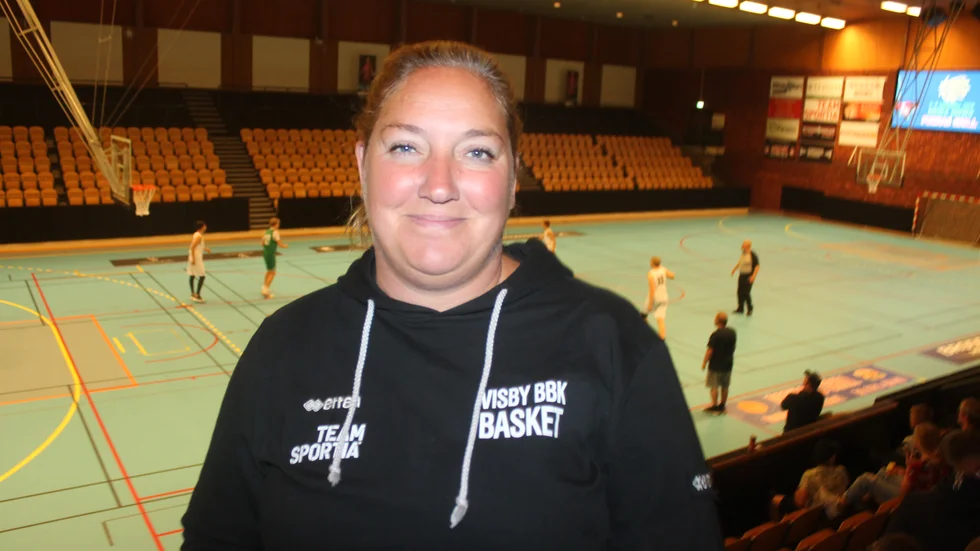 Svenska mästarinnan Christina Widén besökte Motala med tre Visbylag i bagaget. Basket är en cool och spännande sport, skriver Jens Bollius.