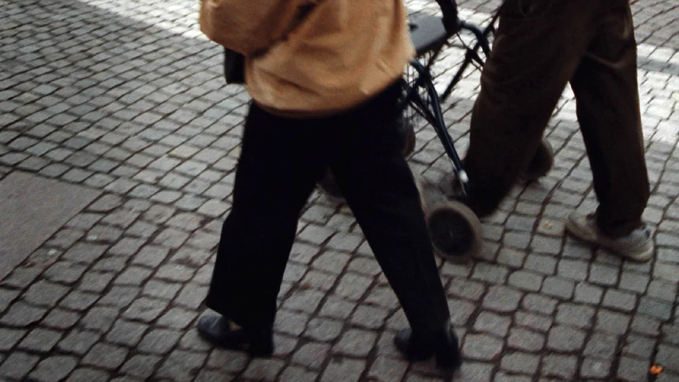 Insändarskribenten är kritisk till underlaget på vägarna i Katrineholm. De slätaste plattorna är placerade där bilarna mest åker, medan de gående får hålla till godo med kullerstenar. 