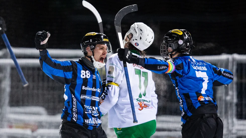 Siriusspelarna Samuel Heeger (t v) och Victor Lundberg jublar efter ett mål mot Hammarby.