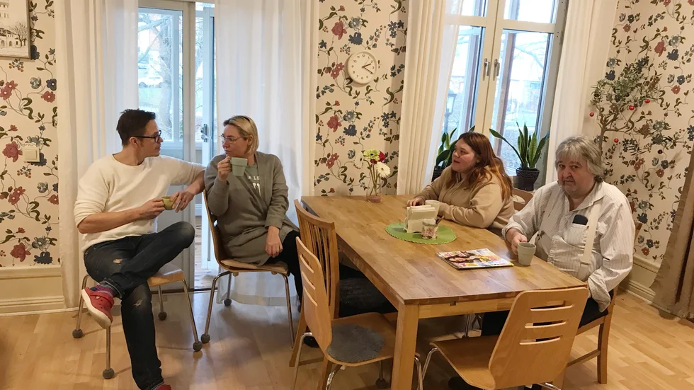 "Fontänhuset betyder allt för min mamma", berättar Patricia Wiklund, som har tar en kaffe tillsammans med mamma Marie Wiklund, Ove Niemi och handledaren Stefan Stål.