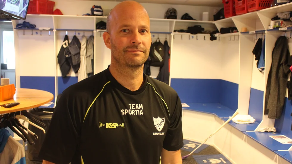 Mattias Sjöholm, IFK Motalas tränare, säger att han troligen inte blir kvar i laget om det inte kommer ett beslut om bandyhall i Motala i vår.