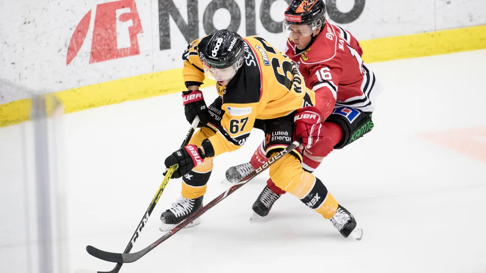 Luleås Konstantin Komarek uppvaktas av Örebros Lukas Pilö när lagen möttes i förra veckan.