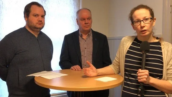 Lina Handberg tar emot Elias Hallén (MP) och Kjell Fransson (L). 