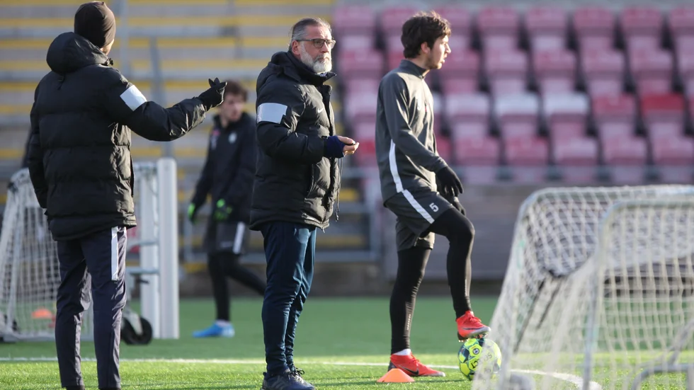 På söndag spelar Özcan Melkemichels AFC sin första träningsmatch för säsongen.