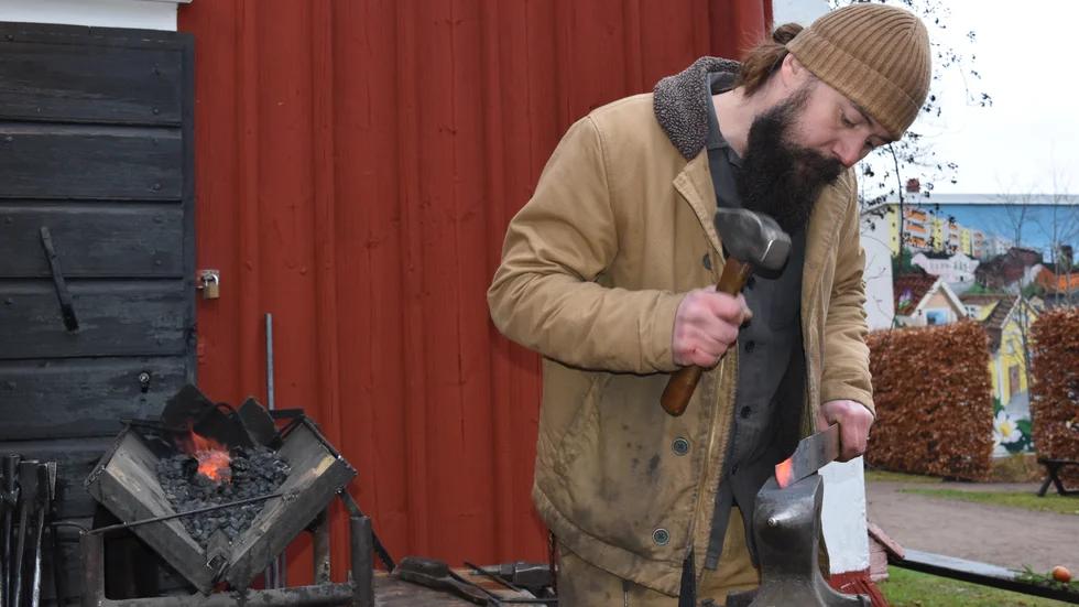 Peter Dahlin från Tuna smidde knivar.