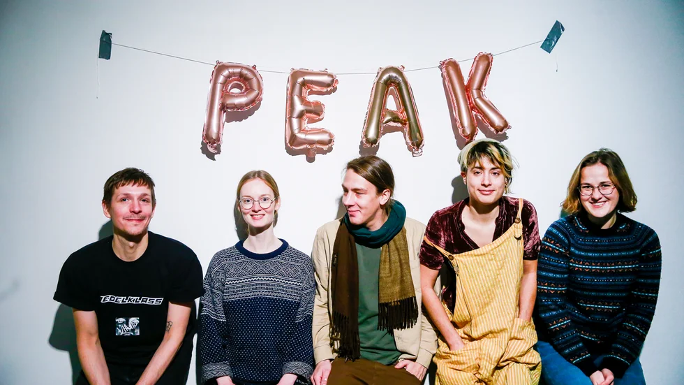 Simon Sjöström,  Maria Olsson,  Eric Seppas, Maëll Torné  och Klára Vlachová är fem av de elva konststudenter från Konsthögskolan i Umeå som ställer ut på Galleri Syster.