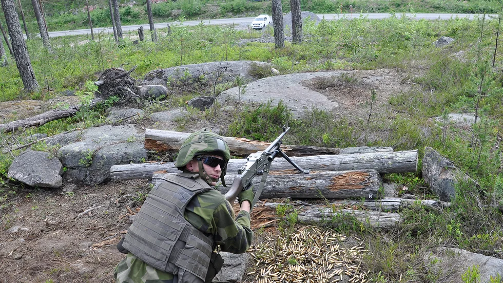 Det var en skarpskjutningsövning som skedde från skogen där skytten låg över vägen och mål uppsatta på andra sidan. På vägen kom flickorna körande med sina mopeder.