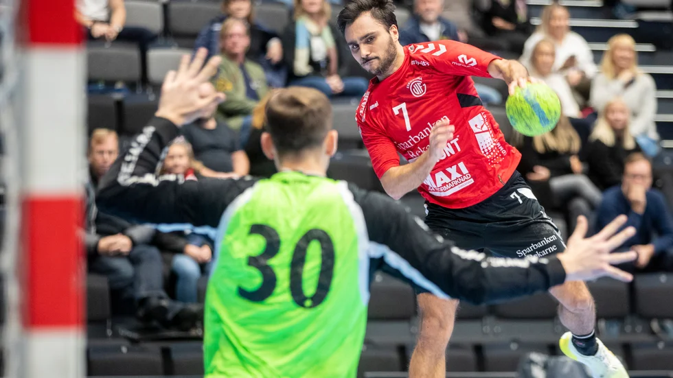 Pavle Karacic tvingades till sjukhus efter en otäck smäll i matchen mot Sävehof. Han hoppas dock kunna spela måndagens match mot Alingsås.