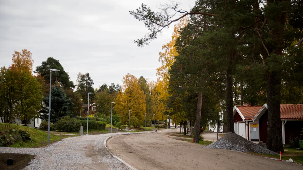 Sträckan längs Strömnäsgatan, från Durrnäsvägen till Slingan, ska asfalteras om. Arbetet har skjutits upp från fredagen till måndagen. Asfalteringen beräknas vara klar onsdag nästa vecka. 