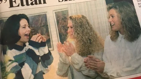 Kuriren för 25 år sedan: Sofia Andersson blir Katrineholms Lucia 1994. Bland de första att gratulera fanns de blivande tärnorna Paulina Andersson och Jenny Lindström.