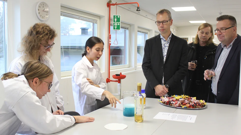 Thea Ainemo, Carling von Koppen och Gladys Troncoso visar laborationer för Martin Snickars, barn- och utbildningschef samt nämndledamöterna Göran Gustafsson (SD) och ordförande Pär Edgren (M).