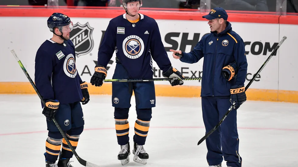 Johan Larsson och Rasmus Dahlin under en träning i Globen.