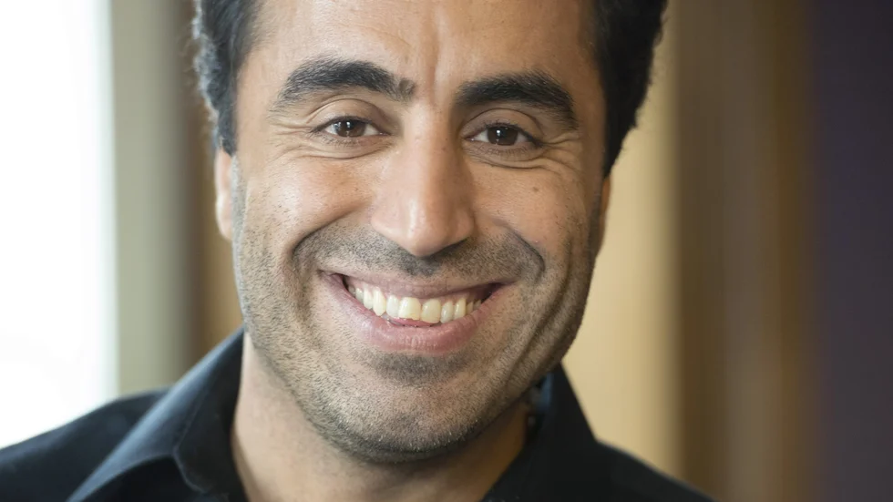 Özz Nûjen skulle ha spelat Reefat El-Sayed i pjäsen "Årets svensk". Nu läggs pjäsen på is.