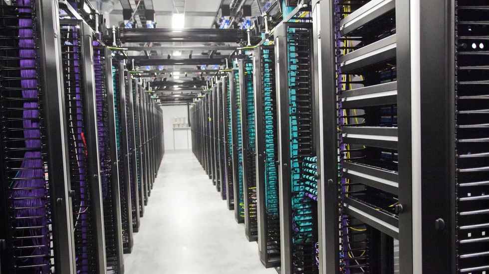 Facebooks serverhall i Luleå där bilden är tagen är betydligt större än den som Enköpings kommun behöver.