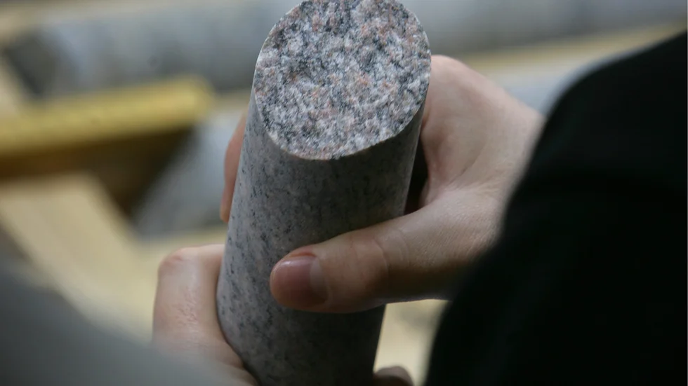 En geolog studerar borrkärnor från en undersökning i Forsmark. Urberget behöver ha rätt förutsättningar för att vara lämpligt som slutförvar av använt kärnbränsle.