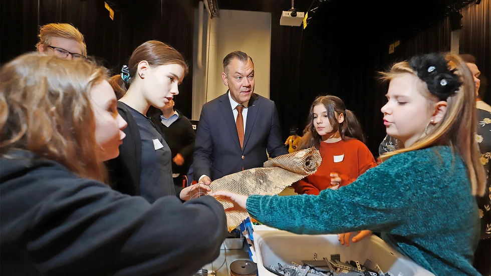Mälardalens högskolas rektor Paul Pettersson lyssnar in mellanstadieeleverna Hanna Rosén, Tilda Lindqvist, Matilda Elia och Ebba Ek innan de går loss med att lösa en teknisk utmaning.