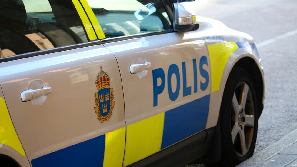 Polisen hittade brytverktyg och narkotika i en bil de stoppade på onsdagsförmiddagen. Nu är föraren och de tre passagerarna anhållna för brott.