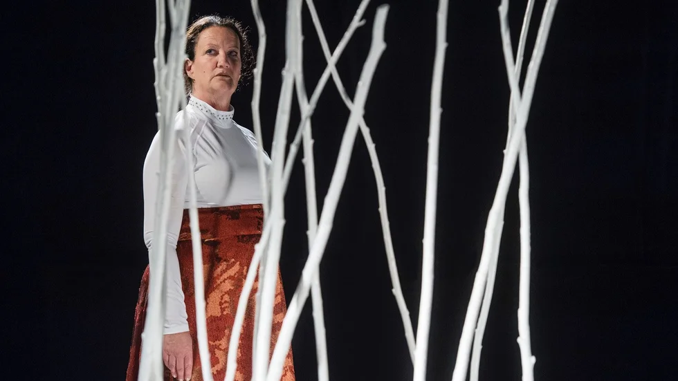 Anna Ehnsiö i den "skog" som utgör scenografi i föreställningen  "Agnes" som gästar Reginateatern fredag 22 november.