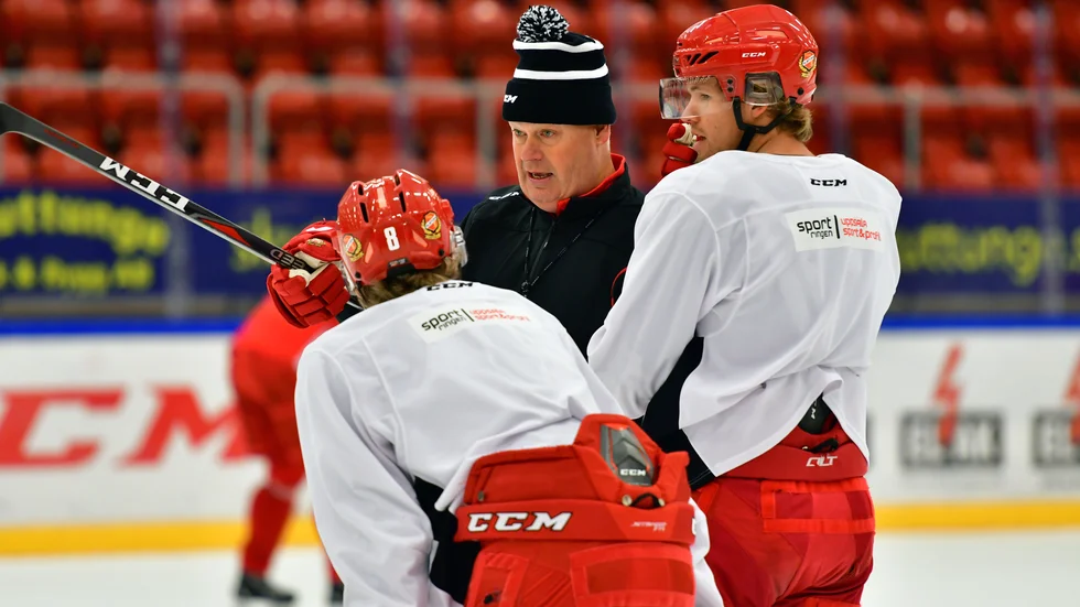 Almtunatränaren Lars "Lillis" Lövblom under ett träningspass i Gränbyhallen. Nu väntar Karlskoga på bortaplan för Uppsalalaget.