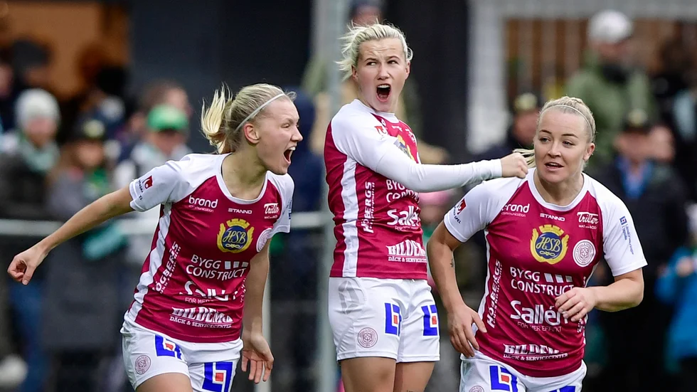 Marika Bergman Lundin (mitten) jublar med lagkamraterna efter att ha kvitterat till 1-1.