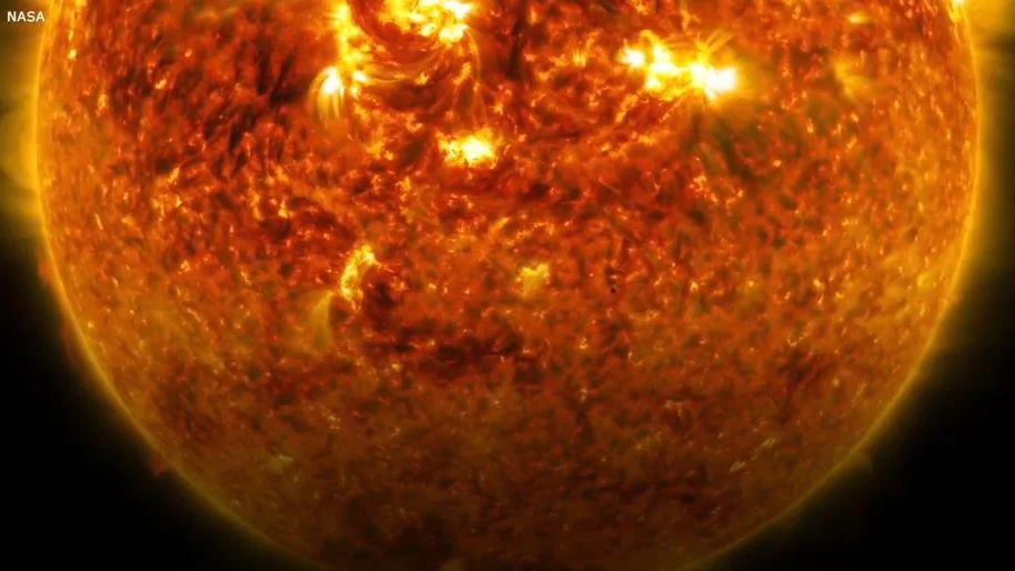Planeten Merkurius syns som en liten svart fläck på solskivan när den passerar framför solen med 4-13 års mellanrum.