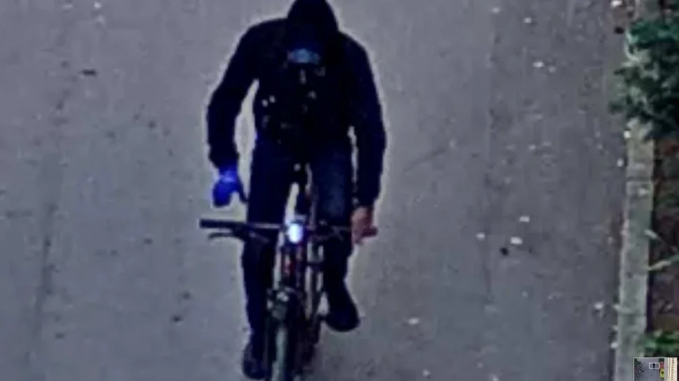 Bild från övervakningskamera på den misstänkte skytten vid Blomdahls väg i Gottsunda. 