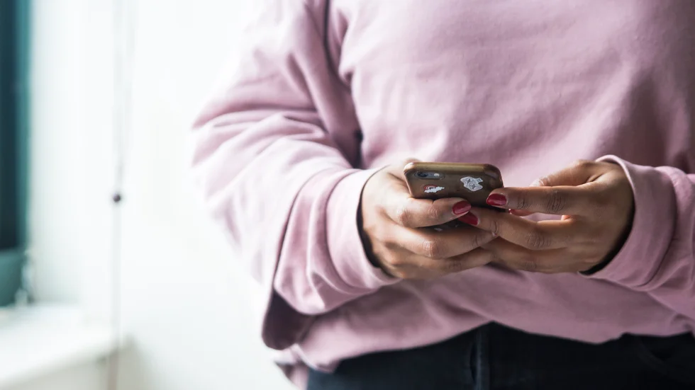 Enligt åtalet har kvinnan tagit betalt för en telefon, som köparen inte har fått.