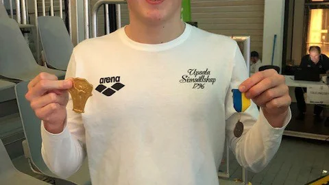 Mikael Söderberg med sina SM-medaljer från helgens tävlingar i Eskilstuna.