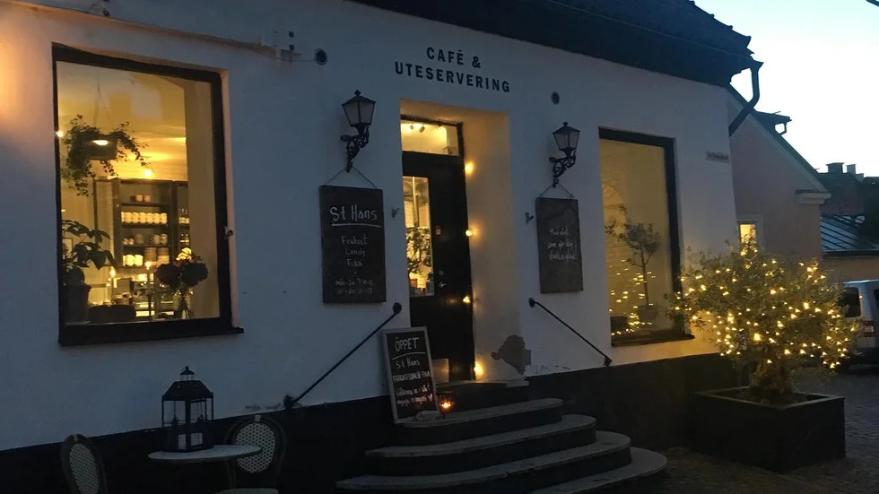 Restaurang Fårögården har tillfälligt flyttat in i S:t Hans Café & Orangeri i Visby.
