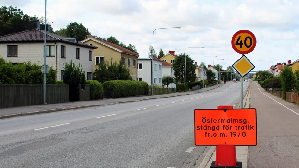 Fem veckors totalstopp är över. Nu är Östermalmsgatan öppen för trafik igen.