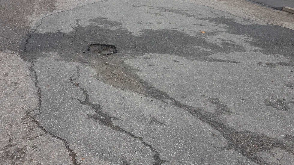 Insändarskribenten tycker att det är konstigt att inte Sörmlands Vatten och Vingåkers kommun pratar ihop sig när det gäller lagning av potthål i gatorna.