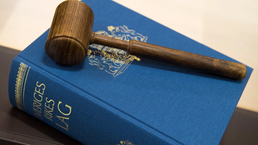 Uppsala tingsrätt friar en 40-åring från att ha kastat kniv mot en polisman. 