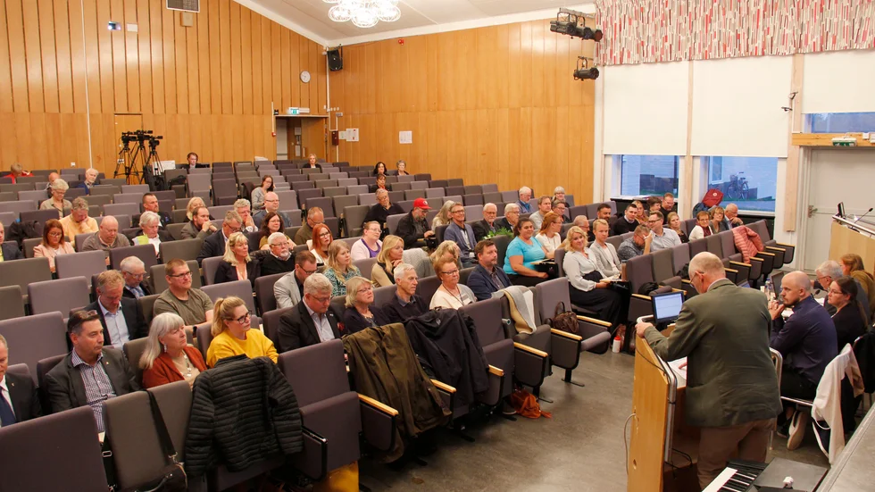 Gott om sittplatser finns det för fullmäktiges  ledamöter i Korsängsskolans aula som är deras nya sammanträdeslokal.