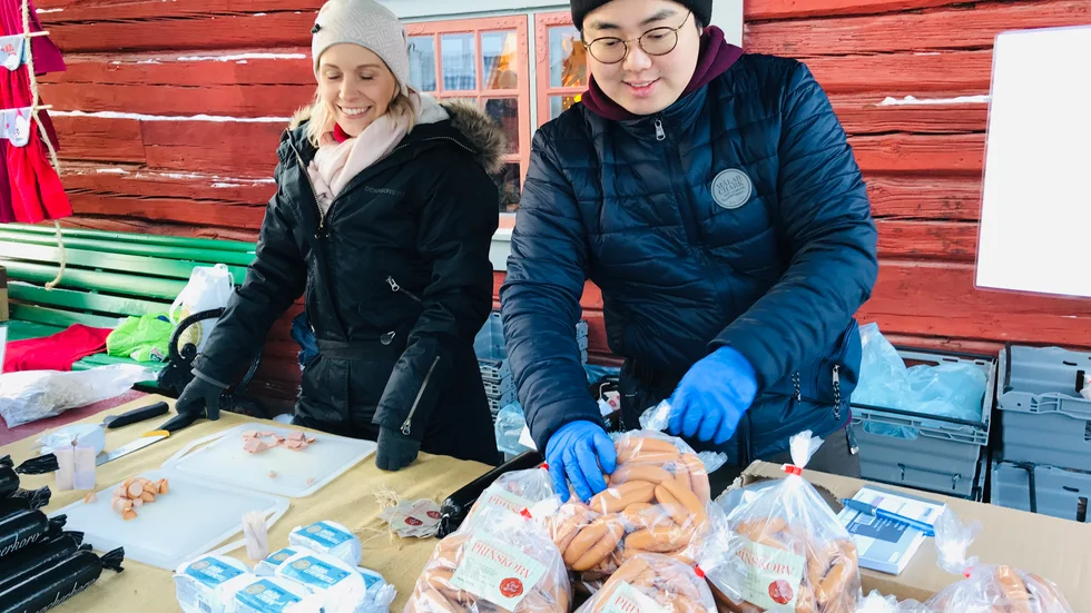 Ellinor Gisselfeldt och Duy Anh ho från Mälarchark hade fullt upp på julmarknaden på Rademachersmedjorna i Eskilstuna på lördagen.