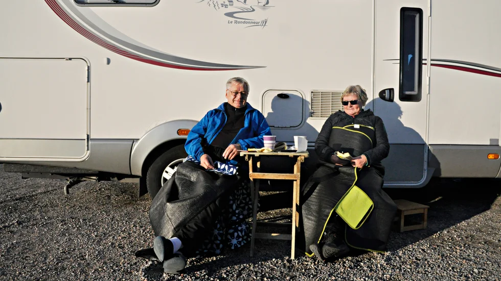 Reimo och Kaisa Harju gjorde höstlovsutflykten till Reimos gamla hemstad Oxelösund. För många slutar husbilssäsongen nu - men för Reimo och Kaisa råder det omvända.
