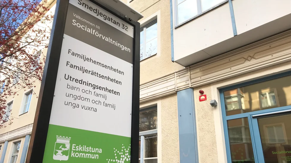 38 socialsekreterare vid utredningsenheten har skrivit under ett brev med en misstroendeförklaring mot förvaltningsledningen.