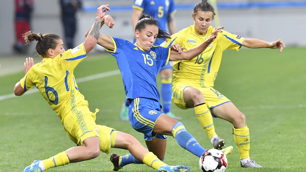 Anna Oscarsson (mitten) är klar för ny klubb.