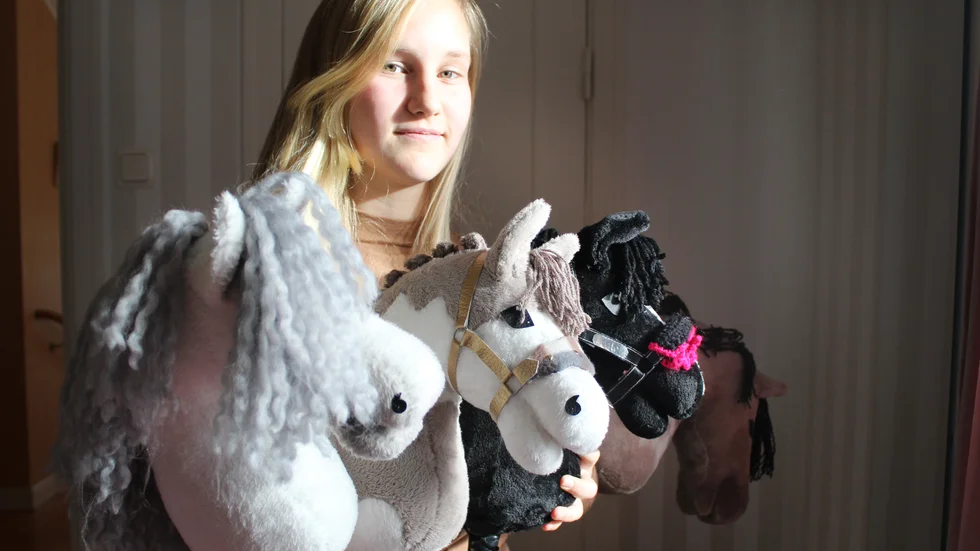 13-åriga Elin Andersson massproducerar sina hemmasydda käpphästar med träns och grimmor med många detaljer. 