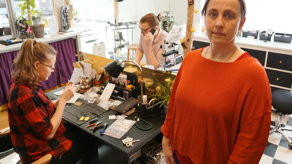 En handlar som åtminstone tills vidare håller fast vid ordinarie öppettider är Ulrika Pecher (t h). Hon, Louise Wetterström och Björn Hagström har fortfarande mycket att göra i verkstaden. 