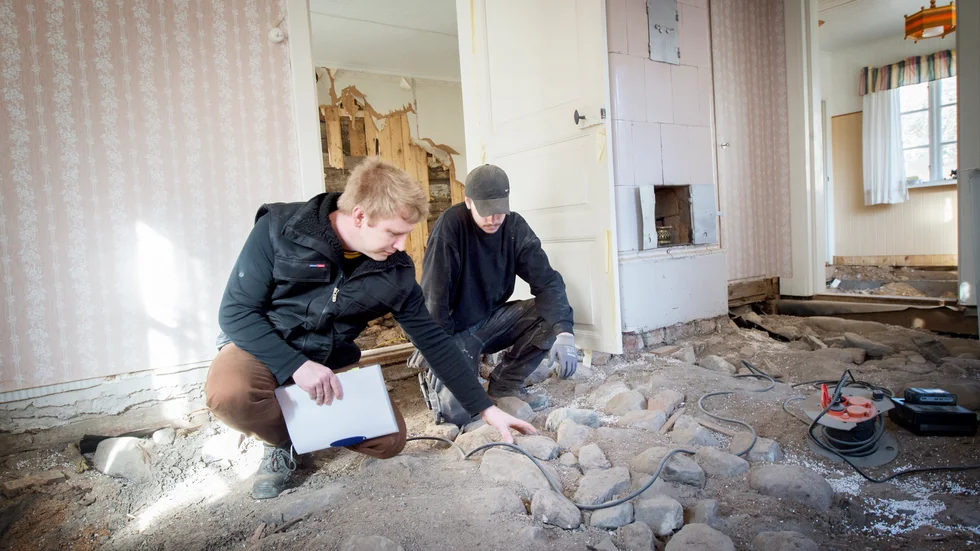Jon Åhlund och Hampus Arvidsson vid den orörda marken som kom fram efter att golvet har tagits bort i det gamla huset.
