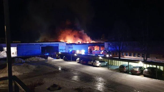 En omfattande bussbrand i Skellefteå natten mot måndag ledde till att sju av Transdevs bussar förstördes och flera linjer fick ställas in under morgonen. 