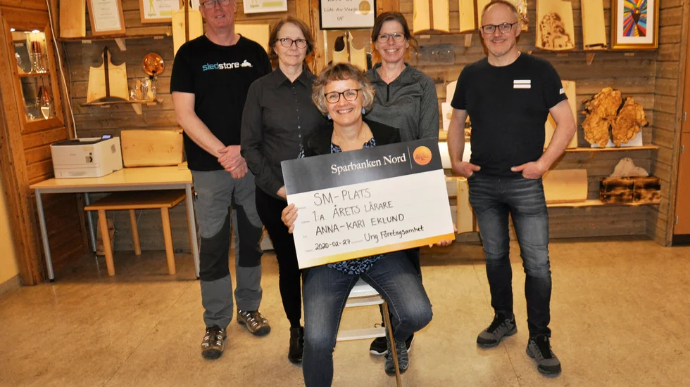 Arbetslaget med pristagaren Anna-Kari Eklund, fr v Tomas Flodström, Monica Rova, Eva Hultin och Håkan Gabrielsson gläds över priset till arbetsplatsen på Björknäsgymnasiet.