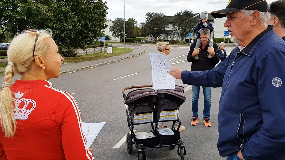 Här behöver vi ett övergångsställe. Samhällsföreningens ordförande Kent Karlsson diskuterar ett behov i Målilla med stadsarkitekt Sara Dolk under lördagens makeover-vandring.