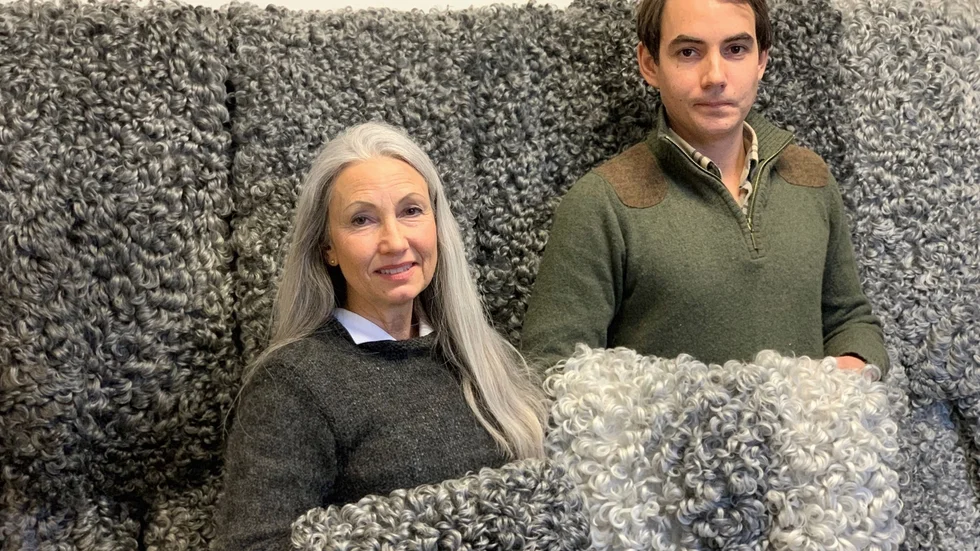 Helene och Sverker Pettersson med några av gårdens lammskinn. 
