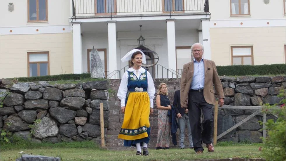 Kungaparet på väg ut till förra årets Världens mat och musik. I sommar bjuder de in till fest på Stenhammar igen. 