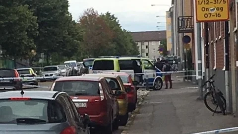 Avspärrningar på platsen, där två personer knivhöggs i augusti i fjol. 