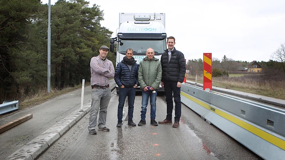David Fredriksson, Oren Ezer, Hanan Rumbak och Håkan Sundelin testar elvägen den här veckan. Bakom dem står den ombyggda lastbilen, den första i sitt slag ombyggd för eldrift.